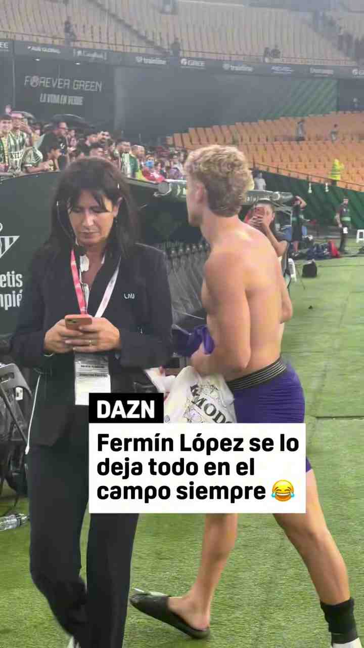 这么大方费尔明赛后将球衣和球裤全部送给球迷 身着裤衩离场